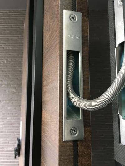 きれいに補修された玄関ドア戸先