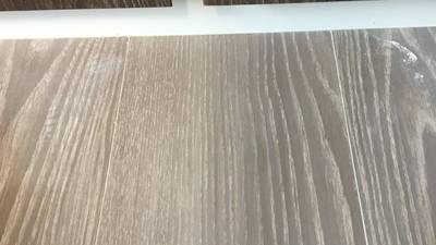 補修によりビス穴が完全に塞がり、手描きで木目が再現され周囲と馴染んだフローリング