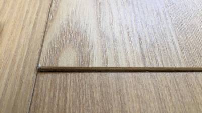 隙間とシートのめくれ（アップ）