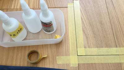 マスキングと接着剤での作業風景