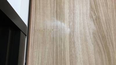 クローゼット扉の線傷（補修前）