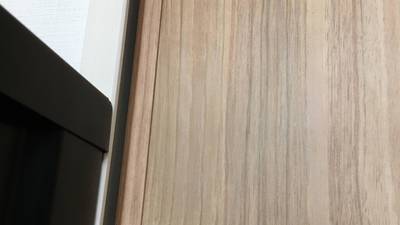 クローゼット扉の線傷（補修後）