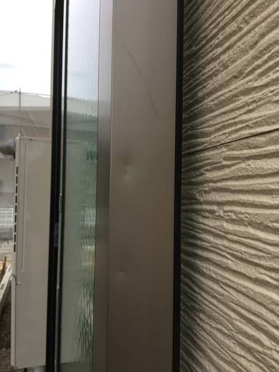 凹みのあるアルミサッシ枠