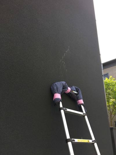 白い線傷のある黒い外壁