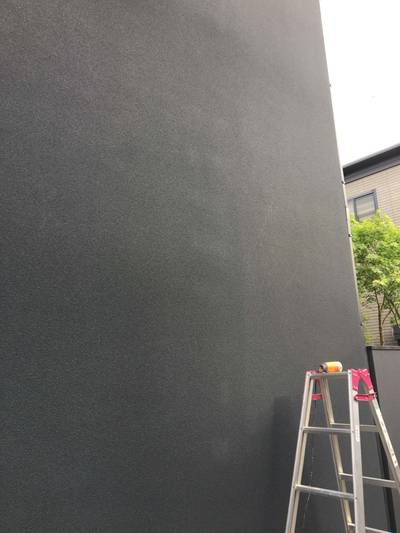 タッチアップで補修された外壁