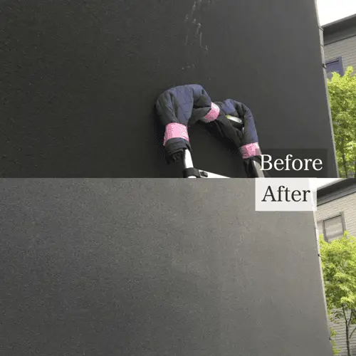 黒い外壁の白い線傷の補修