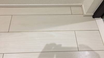 隙間がなくなり綺麗な床（補修後）