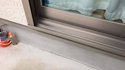 綺麗に修復された掃き出し窓サッシ