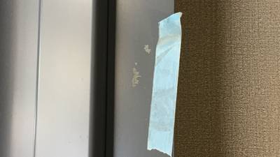 サッシ枠についた線傷（補修前）