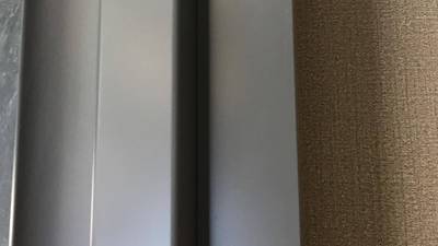 サッシ枠についた線傷（補修後）