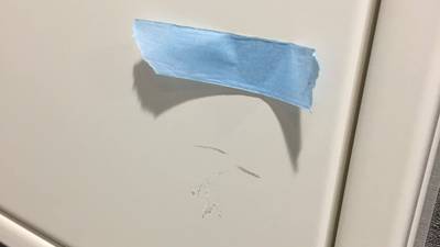 室内ドアの塗装剥がれ（補修前）