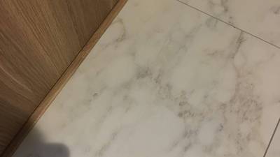 石目調床に開いた小さな穴 補修後