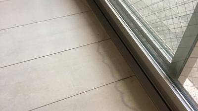 シミができた窓際のフローリング