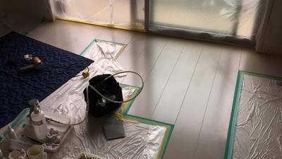 フローリング塗装の養生作業中