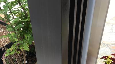 補修後に綺麗になった門柱の角