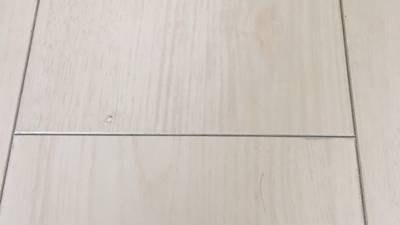 フローリングの凹み傷（補修前）