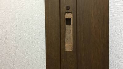 受け金具の形状に合わせて長方形に掘り込まれた木枠の穴