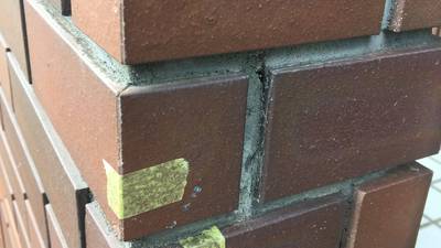 門柱タイルの角欠け（補修前）