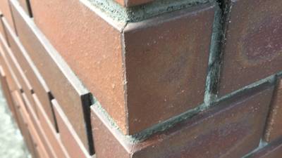 門柱タイルの角欠け（補修後）