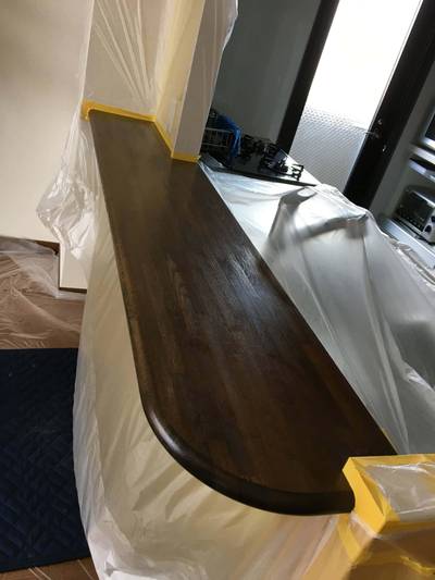 塗装前の養生されたキッチンカウンター