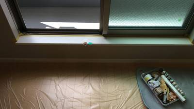 窓枠の角が欠けて茶色い下地材（MDF）が見えてしまっている傷の全体写真