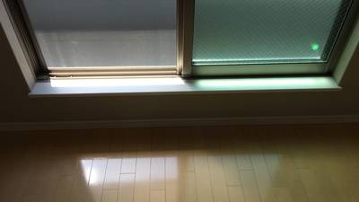 パテ埋めと塗装によって平滑になり、元の木目調の質感が再現された補修後の窓全体写真