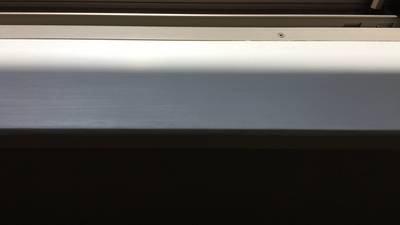 補修により剥がれ傷がなくなり、綺麗に仕上がった白い窓枠