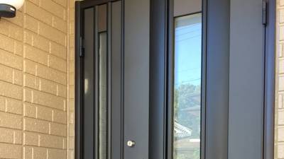 色が剥がれてしまった玄関ドアの補修前の状態