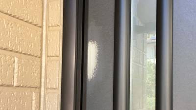 溶剤によって塗装が剥がれ、白く下地が露出してしまった玄関ドアの表面