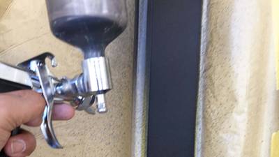 調色した塗料をスプレーガンで吹き付け、周囲の色と馴染ませるぼかし塗装の様子