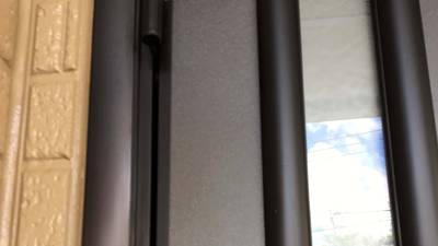 塗装によって色剥げが完全に修復され、周囲と違和感なく仕上がった玄関ドアの表面