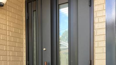 塗装が完了し綺麗になった玄関ドア