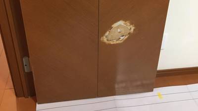 クローゼット扉の大きな損傷（補修前）