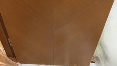 木目描きで綺麗に補修された扉（補修後）