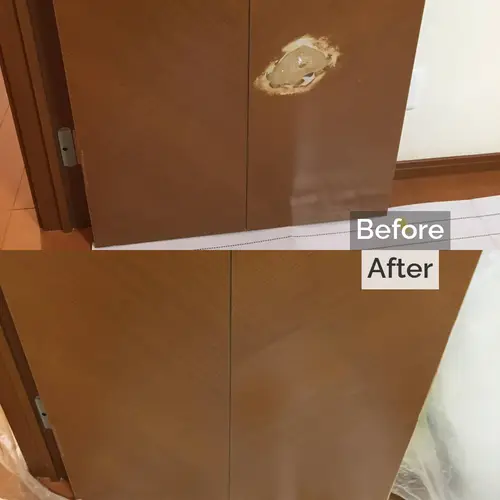 木目ドアの大きな損傷を再現塗装で補修