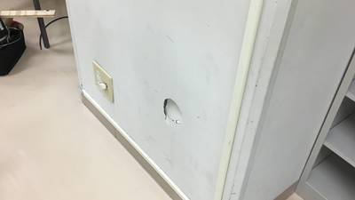 壁に穴が空いている補修前の状態