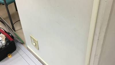 穴を塞いで塗装した補修後の壁