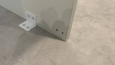 白いパネルに開いたビス穴 補修前