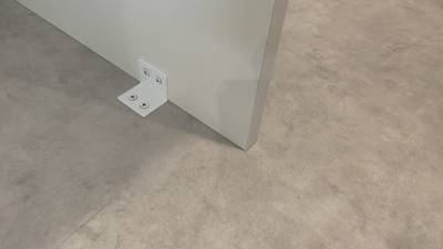 ビス穴が綺麗に補修された白いパネル 補修後