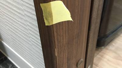 補修前の建具枠の削れ傷