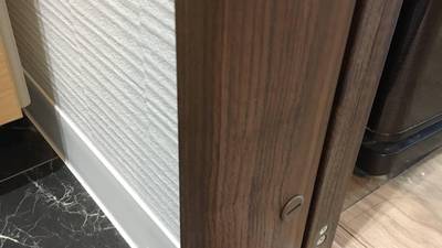 補修後のきれいになった建具枠