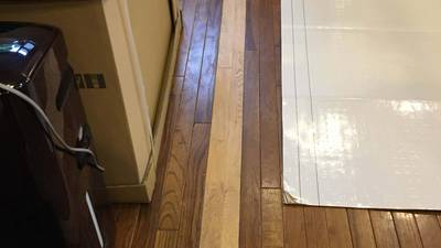 リビングの無垢フローリングの一部が新しい板に張り替えられ、白く目立ってしまっている状態