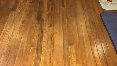 塗装補修により、新しい板の色味が周囲の古い床材と完全に同化し、違和感がなくなったフローリング