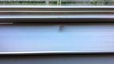 補修前のアルミサッシの凹み傷