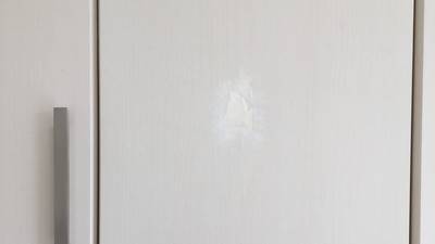 表面が剥がれた白いクローゼット扉