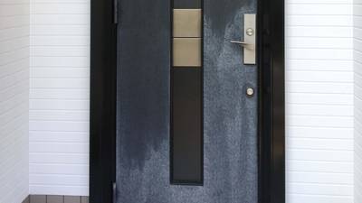 白くまだらに劣化した玄関ドア 補修前