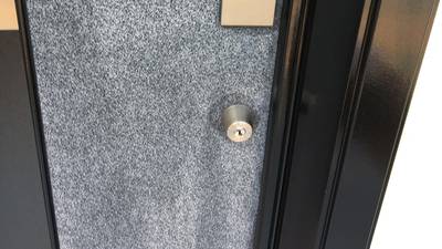 玄関ドアの鍵穴周りの塗装劣化 補修前