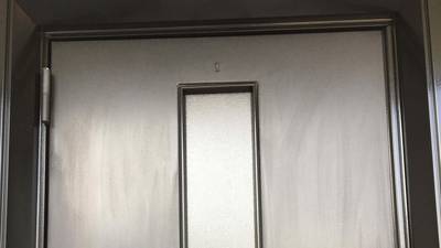 マットブラックに再塗装されたドア上部