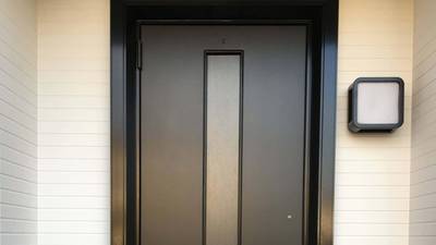 再塗装で美しくなった玄関ドア全体像