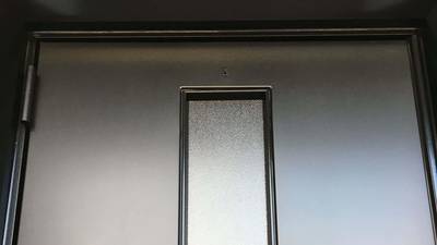 綺麗に塗装された玄関ドアのアップ写真